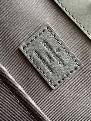 Mens Sac Plat অনুভূমিক Zippé 24H M45571 Louis Vuitton ব্যাগ